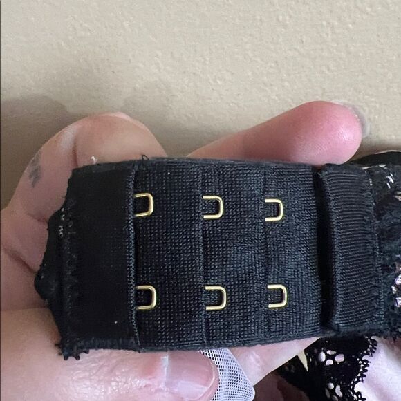 Victoria’s Secret Size 34DD Baby Pink with Black Overlay Lace Lined Plunge Bra - Picture 3 of 5